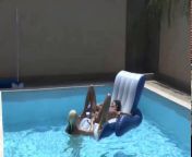 Крутой фистинг с девушками в бассейне